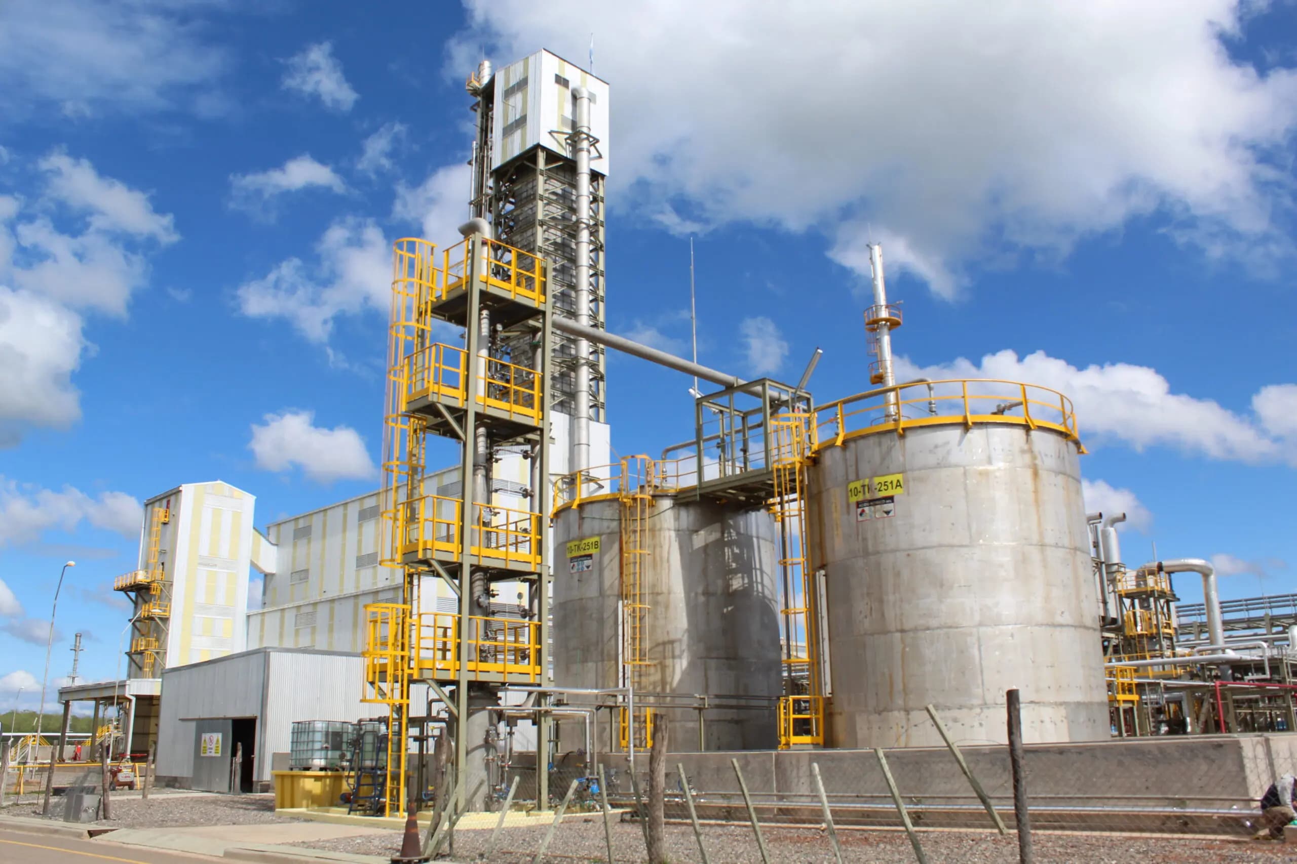 Planta industrial con torres y tanques de proceso